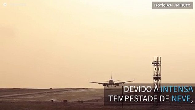 Avião pousa na lama no aeroporto de Leeds após tempestade de neve