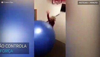 Pai chuta bola com muita força e derruba criança