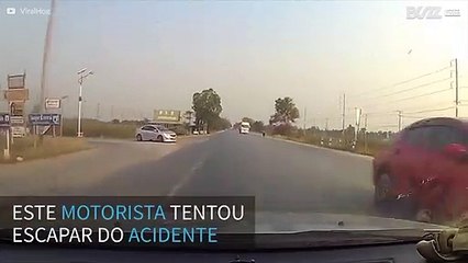Roda se solta de caminhão e colide em carro