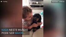 O amor dessa criança pelo seu cão vai contagiar você