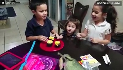 Este menino está cansado de ser o único irmão da casa!