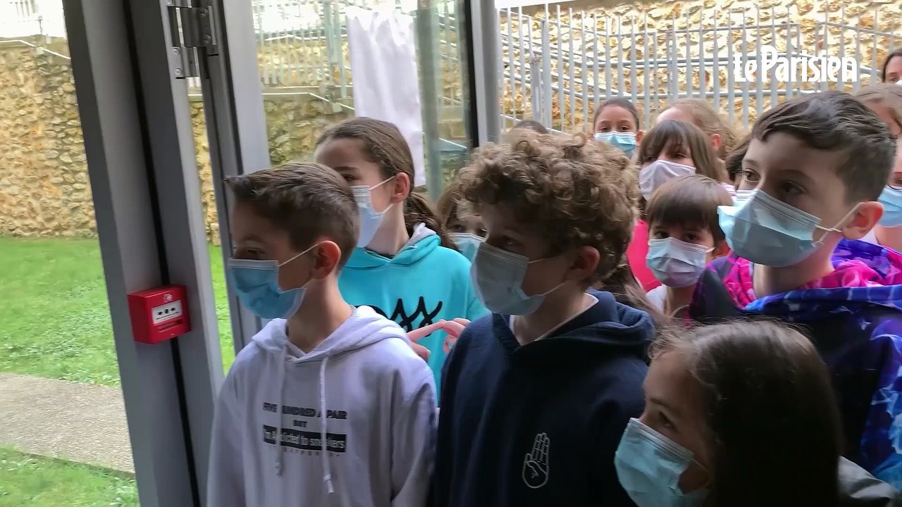 Tests salivaires à l’école : « Je préfère cracher, ça fait moins mal que le coton-tige dans le nez »