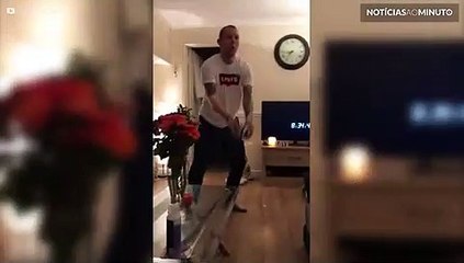 Dálmata mostra talento para o futebol