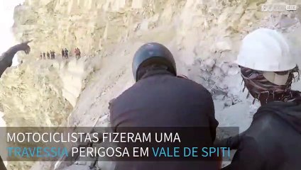 Motociclistas arriscam vida em estrada traiçoeira nas montanhas do Himalaia
