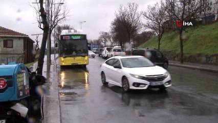 Bağcılar’da su borusu patladı, oluşan çukura moto kurye düştü