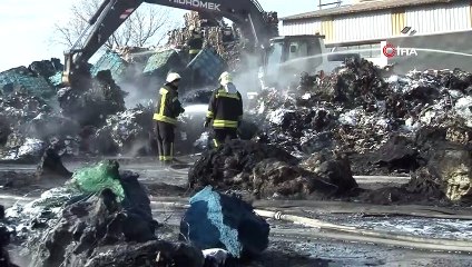 Manisa'da geri dönüşüm tesisindeki yangın söndürüldü