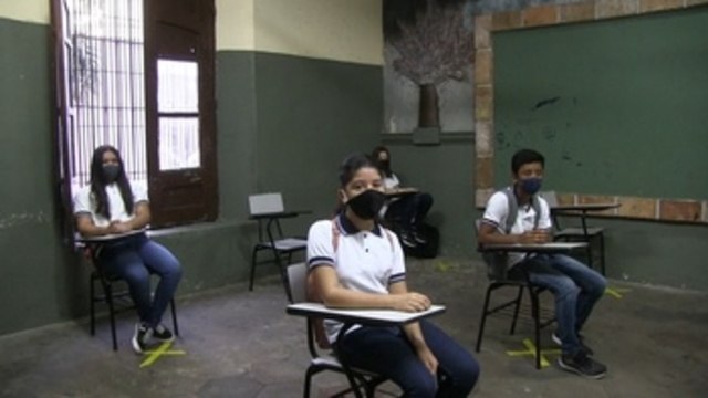 Estudiantes paraguayos vuelven a clases con una modalidad híbrida y la oposición sindical