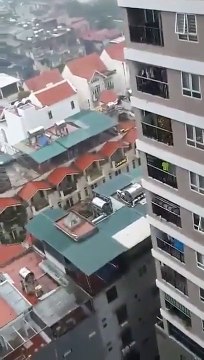 Ce livreur Vietnamien rattrape une fillette de 2 ans tombée du 12e étage : héros du jour