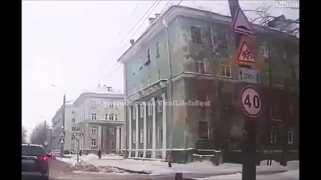 Ce piéton va passer à 2 doigts du pire... Bloc de glace tombé du toit