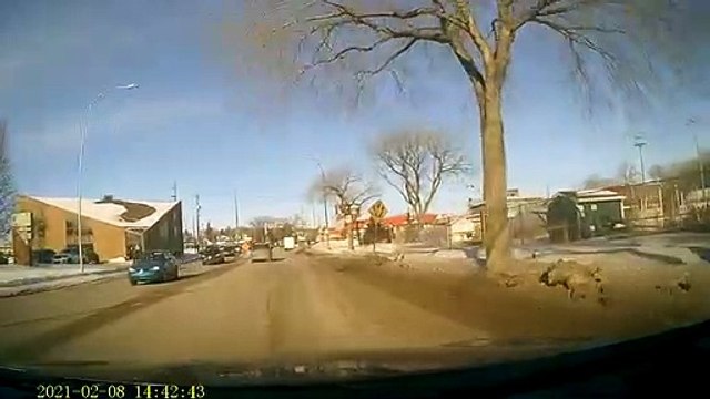 Conducteur malchanceux, un panneau lui tombe dessus