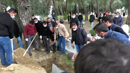 Şizofren oğlunun öldürdüğü anne gözyaşları arasında toprağa verildi