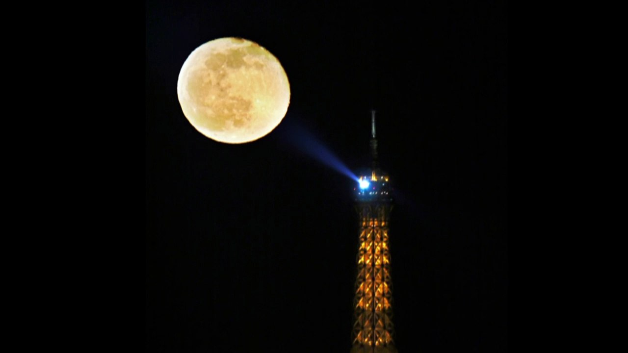 Quand la Tour Eiffel a rendez-vous avec la (pleine) lune