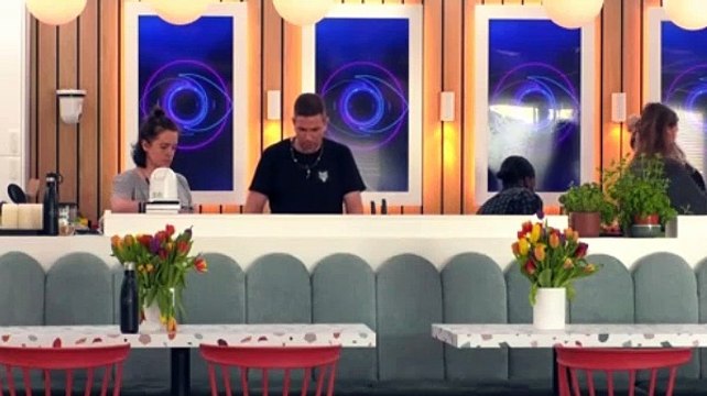 De bewoners komen terug uit de gameroom - 2 maart 2021.