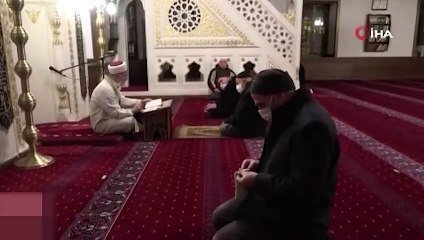 Aylar sonra camiye gittiler... Duygu dolu anlar