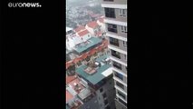 الحياة لحظة والموت أيضا لولا حسن الحظ.. شاهد نجاة رضيعة سقطت من الطابق 12 لمبنى في فيتنام