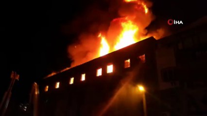 Descargar video: - İzmir'in Konak ilçesinde bulunan 4 katlı tekstil atölyesinde korkutan yangın... Çok sayıda itfai İzmir'in Konak ilçesinde bulunan 4 katlı tekstil atölyesinde korkutan yangın... Çok sayıda itfaiye ekibi yangına müdahale ediyor.ye ekib