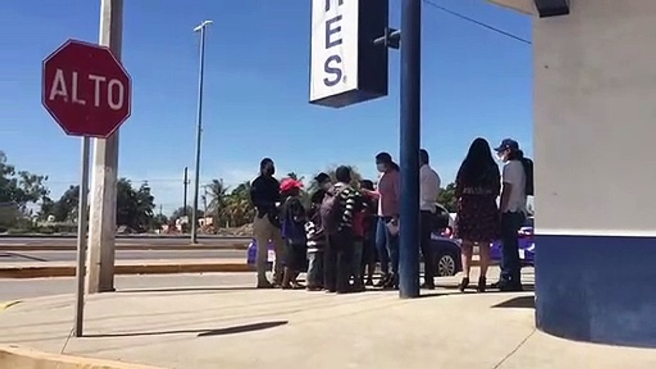 ¡Sacaba los piecitos entre los brazos de su madre! Son ‘el gancho’, con niños lucran en los cruceros