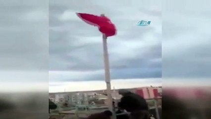 Bayrak şiiri eşliğinde Türk bayrağı göndere çekildi