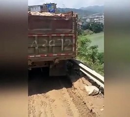 Kamyon uçurumdan böyle yuvarlandı