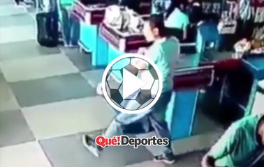 ¡Es la reencarnación de Maradona! (pero en el supermercado)