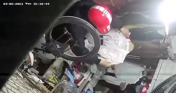 Người phụ nữ chạy xe xịn vào trộm máy tính bảng của shop quần áo