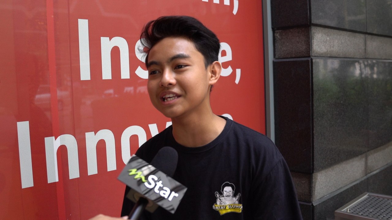 Pandai sungguh Coki buat duit... dah jual satay pula, tapi memang sedap!