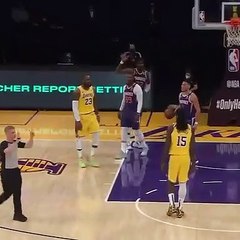 Devin Booker expulsé pour avoir rendu la balle à l'arbitre...