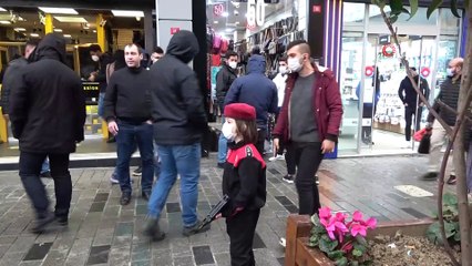 İstiklal Caddesi'nde minik polis, yaralı adam için telsiziyle ambulans istedi