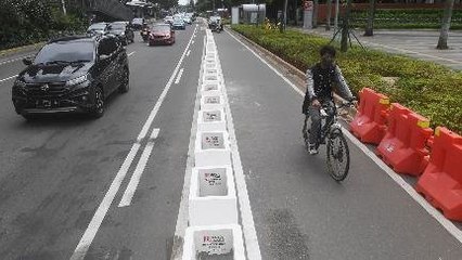 Mobil Arogan Terobos Jalur Sepeda