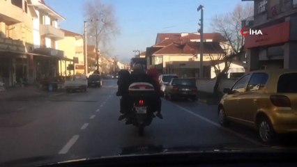4 kişilik ailenin motosikletle tehlikeli yolcuğu korkuttu