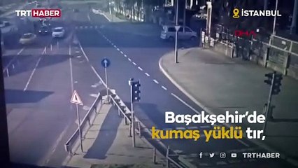 Kumaş yüklü tırın devrilme anı kamerada