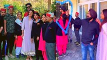 Aly Goni और Jasmin Bhasin ने Palampur से निकलने से पहले फैंस के साथ खिंचवाई फोटो | FilmiBeat