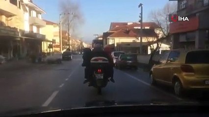 4 kişilik ailenin motosikletle tehlikeli yolcuğu şaşırttı