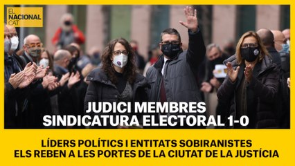 Líders polítics i d'entitats independentistes reben als membres de la sindicatura electoral de l'1-O a les portes de la Ciutat de la Justícia