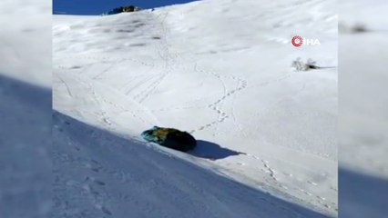 Yazın dağlarda biriktirdikleri ot bağlarını branda ile köye taşıyorlar