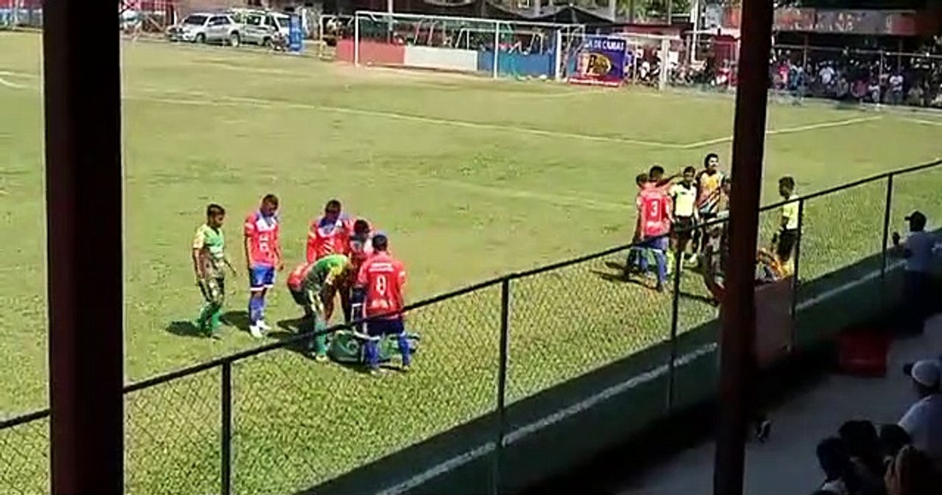 Simulation grotesque d'un joueur de football