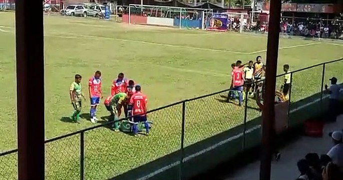 Simulation grotesque d'un joueur de football