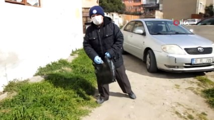 Sokak sokak dolaşıp yere atılan kullanılmış maskeleri topluyor