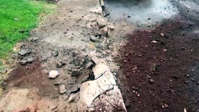 Após colisão de caminhão contra 'caçamba de entulhos', Rua Padre Carlos Nitzko fica parcialmente interditada