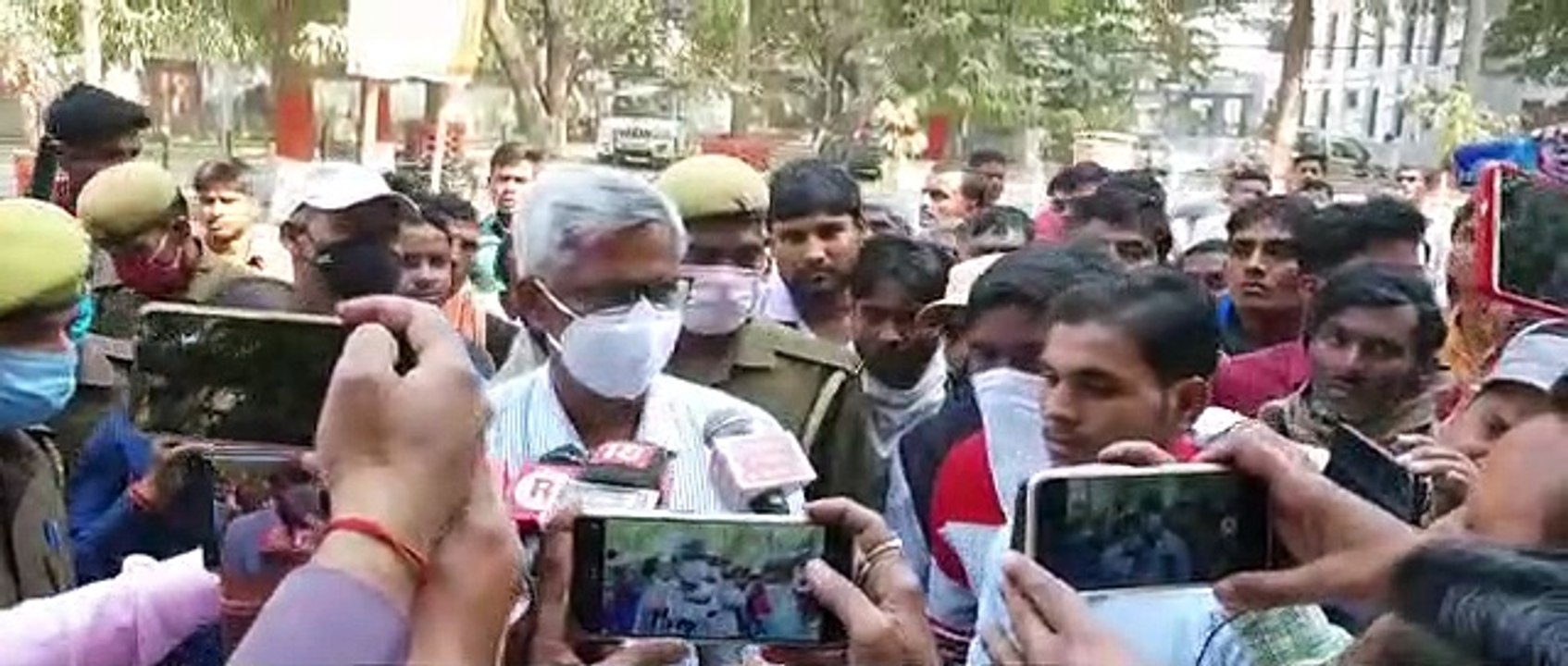 बाघ  की हत्या के आरोप में पकड़े गए आरोपियों के परिजनों ने डीएम को सौंपा ज्ञापन