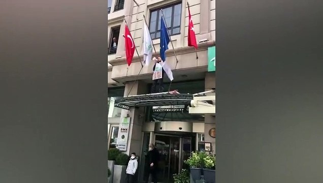 Tek başına megafonlu eylem: Yüce Allah'ın verdiği yetkiyle artık dünyada ne krallara ne de diktatörlere yer olacaktır
