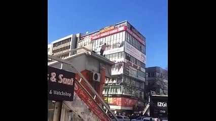 Kızılay’da bir seyyar satıcı benzin dolu bidonla üst geçide çıktı: “Cumhurbaşkanı, İçişleri Bakanı mafya mı?”