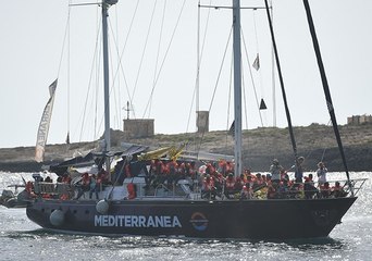 Une ONG italienne accusée d’avoir été payée après avoir secouru des migrants