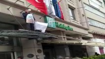 İstanbul’un göbeğinde ilginç olay: Otel girişine tırmanıp megafonla halka seslendi