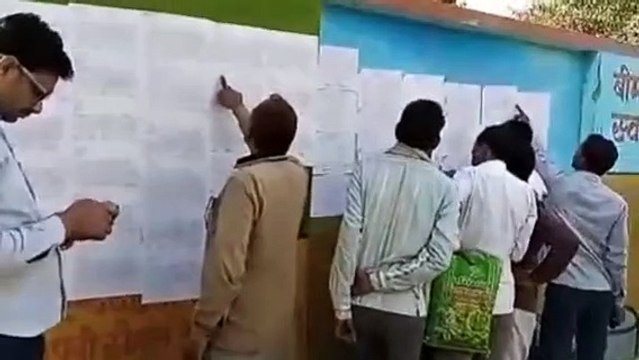 प्रधान आरक्षण की सूची चस्पा देखने वालों की उमड़ी भीड़
