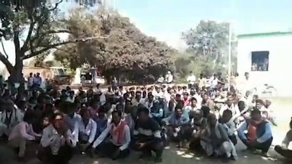 निर्धारित स्थान पर पुल बनवाने को लेकर हजारों की संख्या में ग्रामीण कर रहे धरना प्रदर्शन