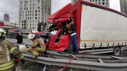 İSTANBUL - Beylikdüzü'nde kamyonet ve ticari aracın çarpışması sonucu 3 kişi yaralandı (3)