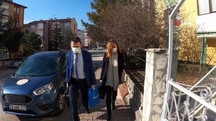 104 yaşındaki Ayşe Nine'ye yeni kimlik kartı evinde verildi