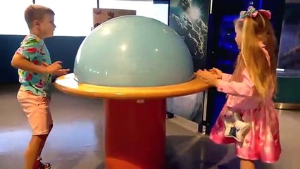 Diana y Roma Juegan en la Ciudad de Niños