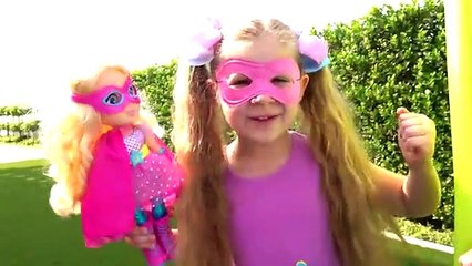 Diana y Roma manipulan el tiempo y juegan con muñecas